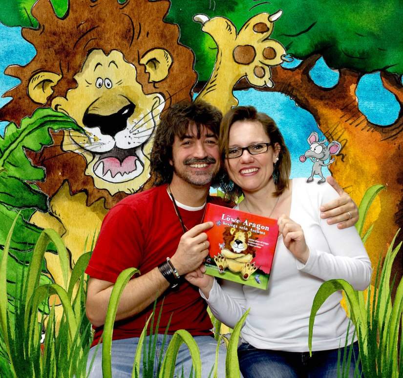 Christina und Rainer Osinger mit ihrem therapeutischen Kinderbuch: "Löwe Aragon besiegt sein Asthma"